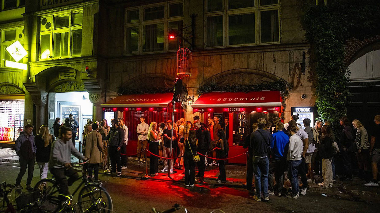 Menschen stehen im September vor einer Bar in Kopenhagen – jetzt führt die Regierung wieder Corona-Beschränkungen ein.