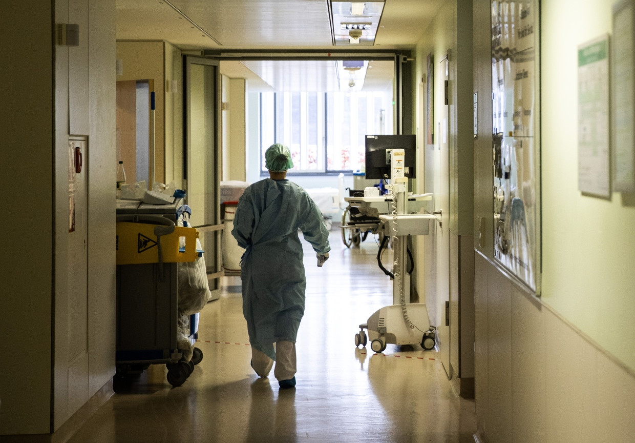 Eine Pflegerin im damaligen Corona-Bereich des Uniklinikums Frankfurt im Dezember 2021