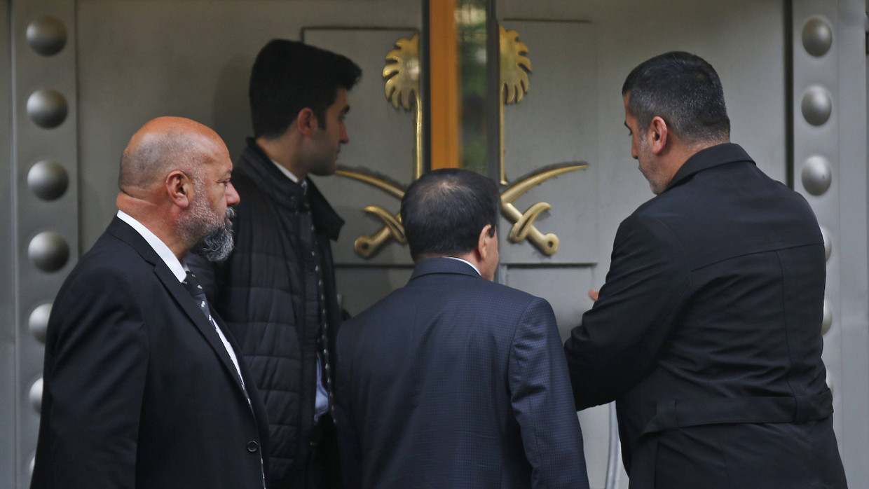 Sicherheitskräfte betreten in Istanbul das Konsulat von Saudi-Arabien.