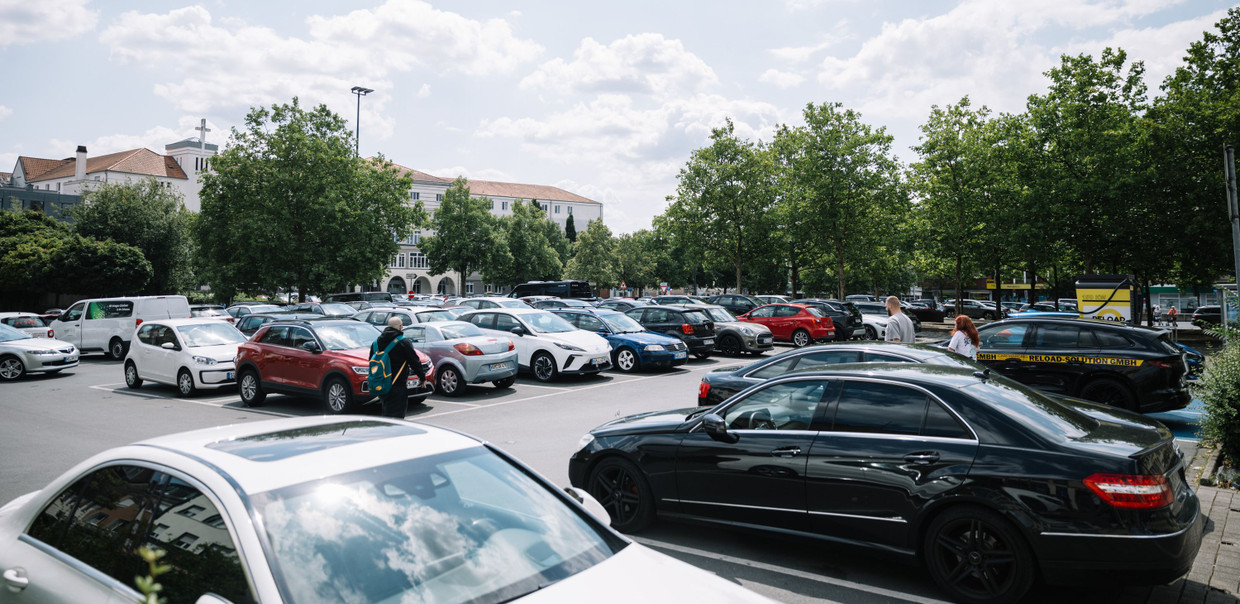 „Hitzeinsel“: Ein versiegelter Parkplatz in Hamm