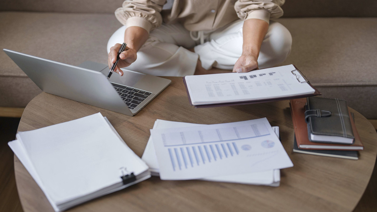 Lieber Einzelanleihe, Anleihen-ETF oder Festgeld? Sich über die eigene Finanzstrategie Gedanken zu machen, ist hilfreich.