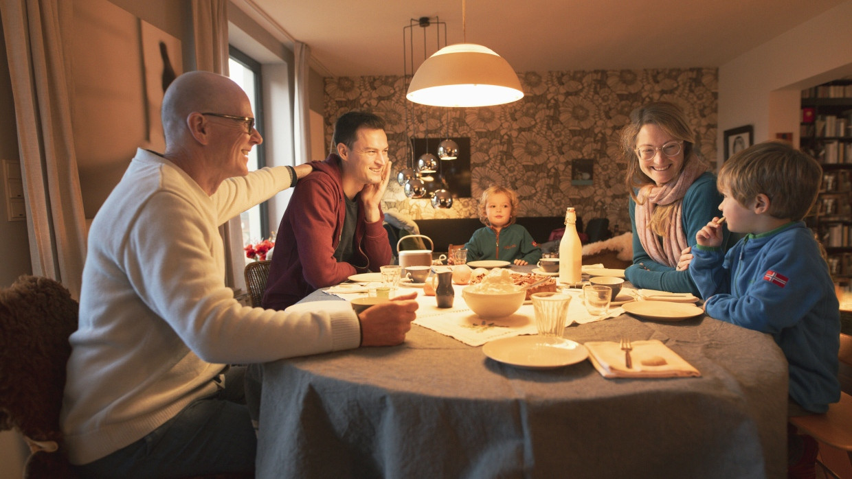 Wenn Familien gemeinsam essen, tun sie das immer seltener in einem separaten Esszimmer.