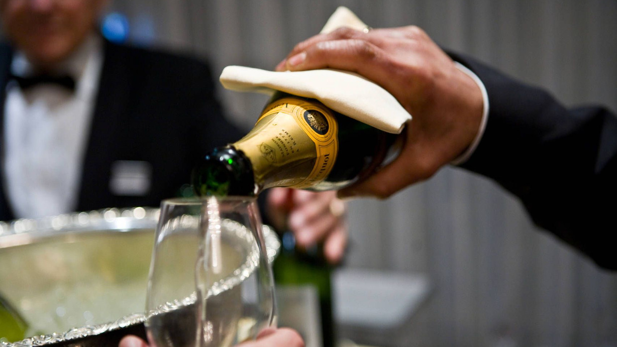 Selbst wer in einem Haushalthalt mit mehr als 10.000 Euro netto lebt, erhält immer noch 625 Euro im Monat dazu. Selbst wer in einem Haushalthalt mit mehr als 10.000 Euro netto lebt, erhält immer noch 625 Euro im Monat dazu.