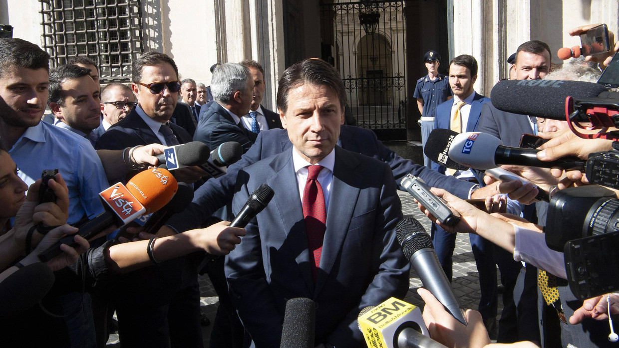 Die Wirtschaft wächst weniger. Die Journalistenschar vor dem italienischen Premierminister Guiseppe Conte aber wird nicht kleiner.