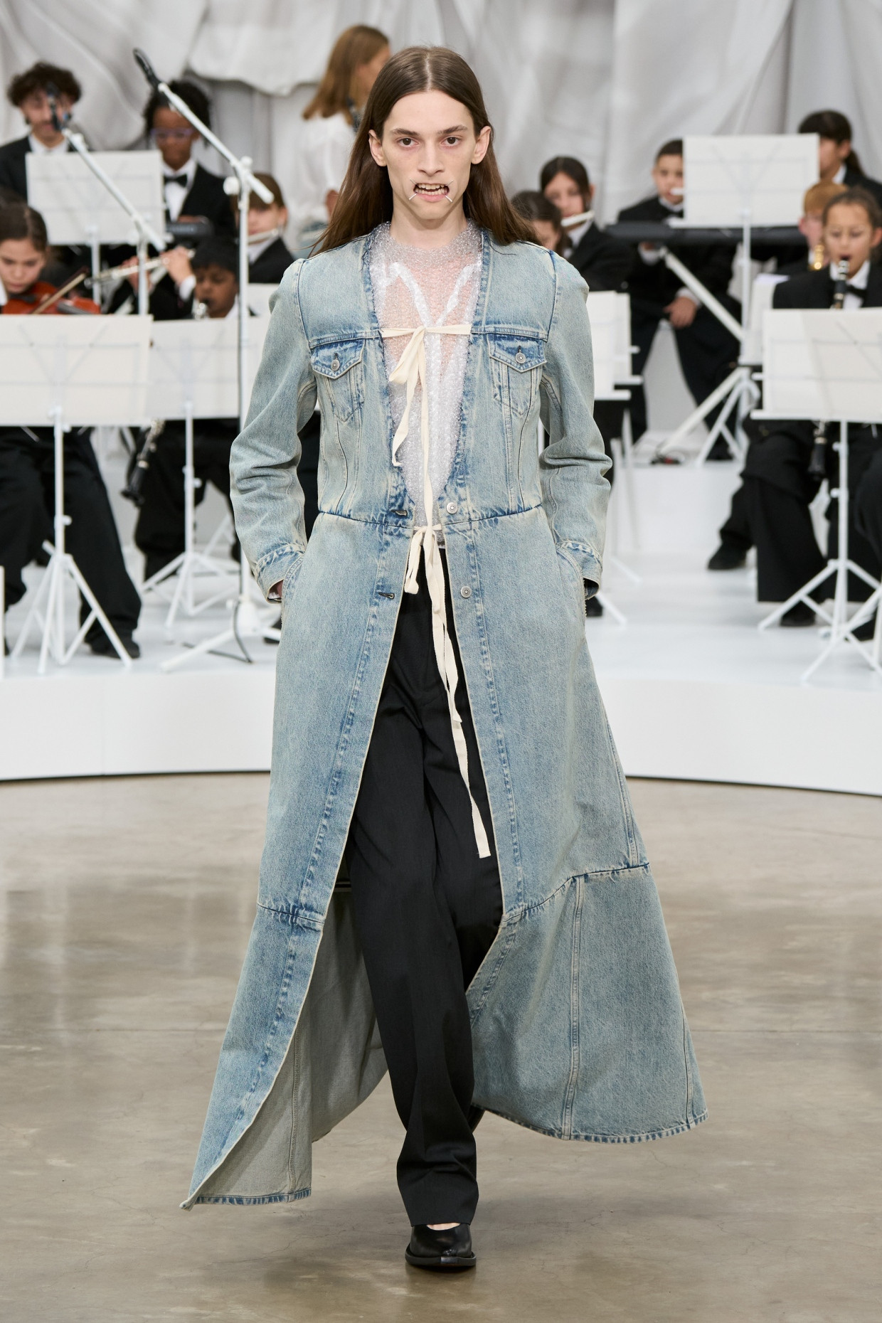 Mit Mundklammern: Model bei Maison Margiela