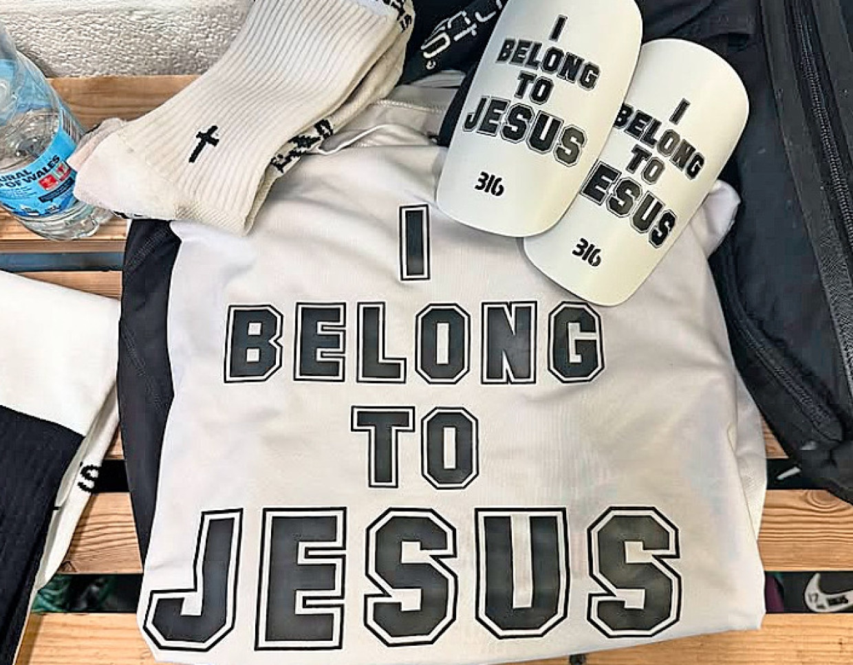 Werbung für Jesus: Das Merchandise von „Ballers in God“, das auch Nmecha trägt.