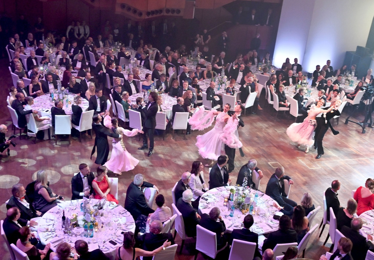 Были и танцы: здесь три пары спортсменов из Гессена танцевали под итальянскую застольную песню.