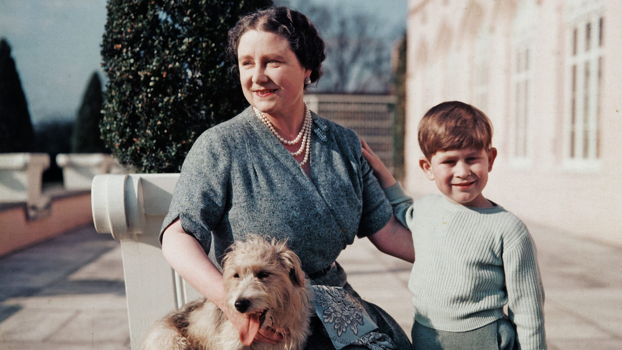 Prinz Charles – heute König Charles III. – als kleiner Junge mit Großmutter