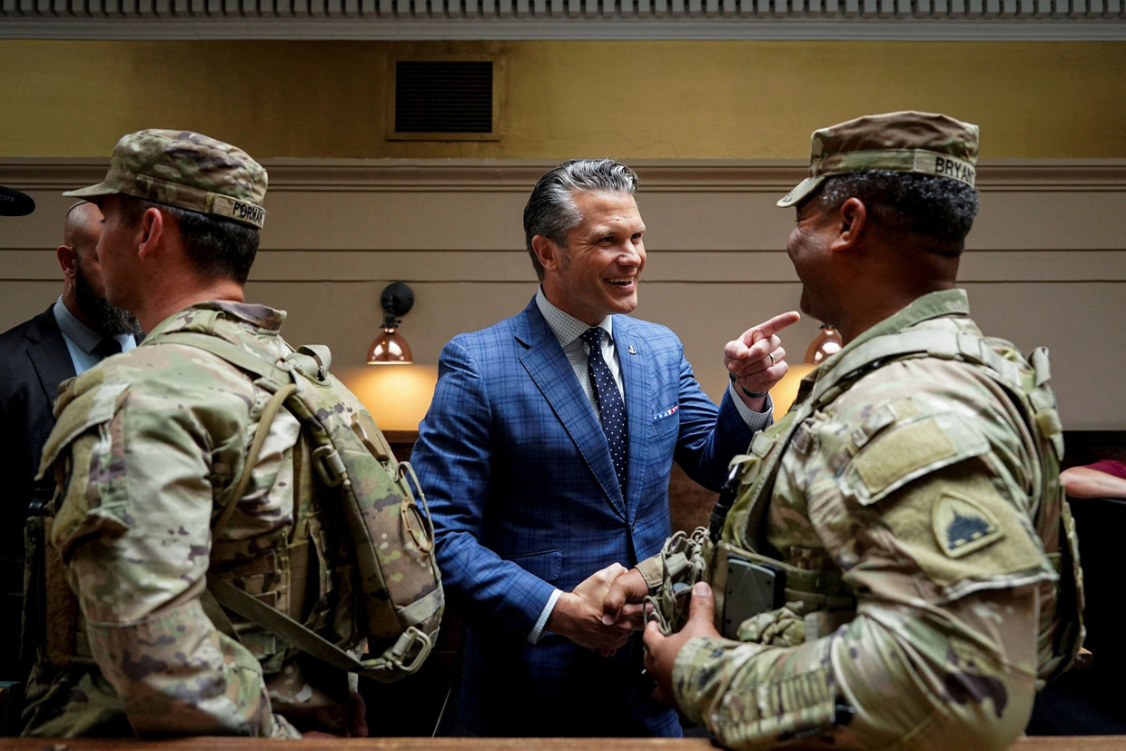 US-Verteidigungsminister Pete Hegseth begrüßt am Mittwoch ein Mitglied der Nationalgarde am Bahnhof in der US-Hauptstadt Washington.