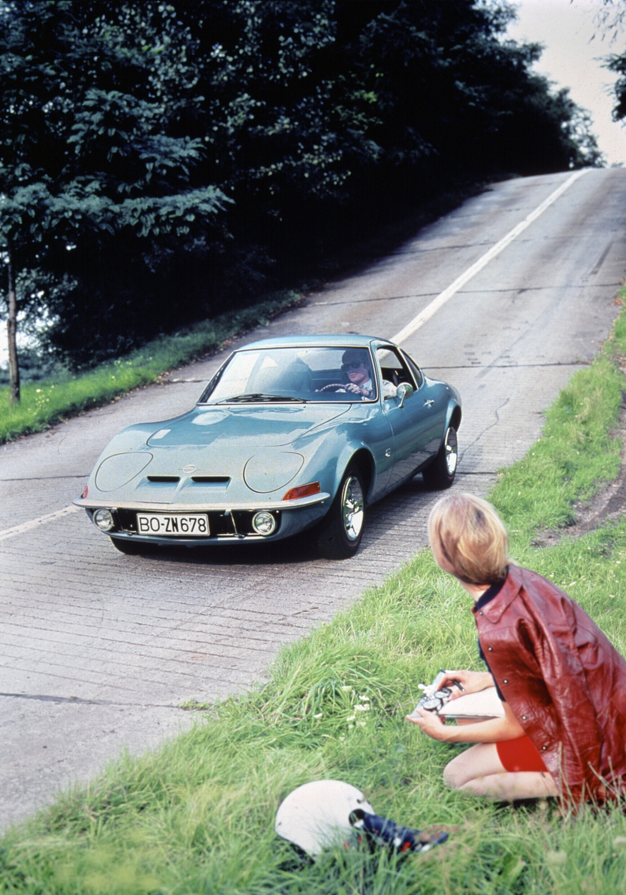 Fast zu cool für diese Welt: Ein Opel GT fährt in den 1970er-Jahren in Dudenhofen einen Hang hinunter.