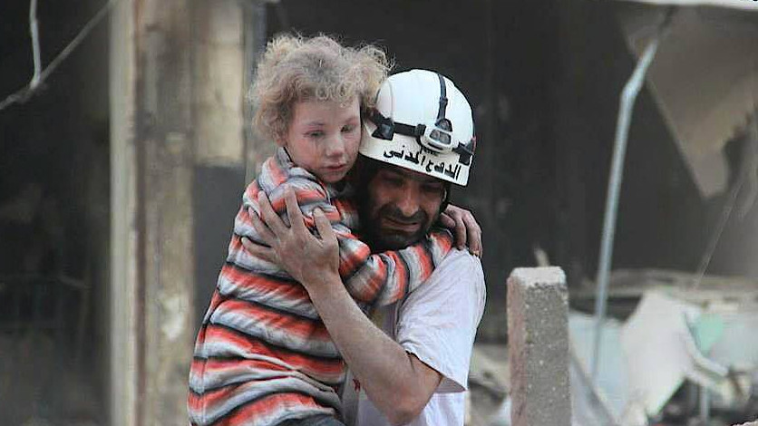 Helfer retten in Aleppo ein Kind aus den Trümmern.