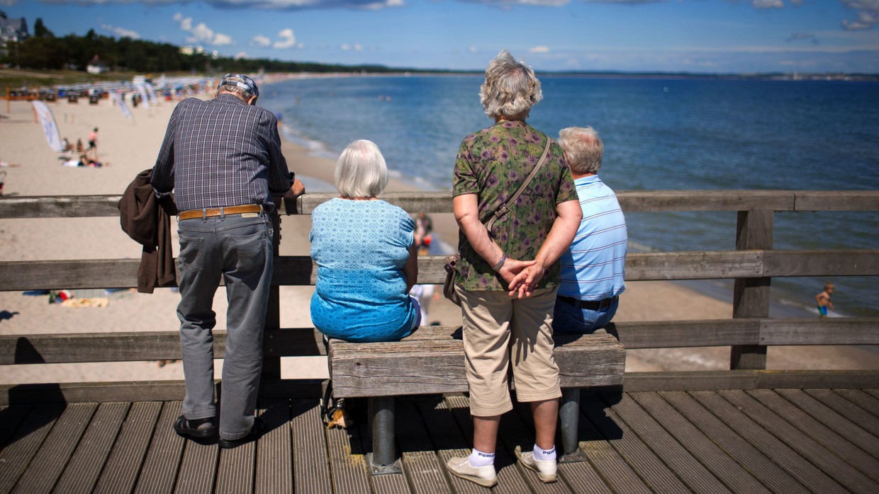 Senioren blicken von der Seebrücke in Binz auf den Strand. Senioren blicken von der Seebrücke in Binz auf den Strand.