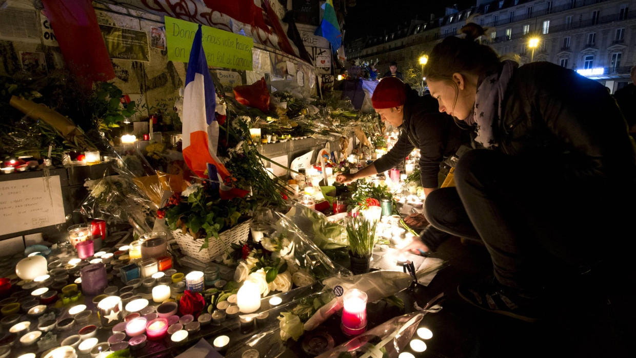 Stilles Gedenken am Place de la Republique, zwei Tage nach dem verheerenden Anschlag mit 132 Toten