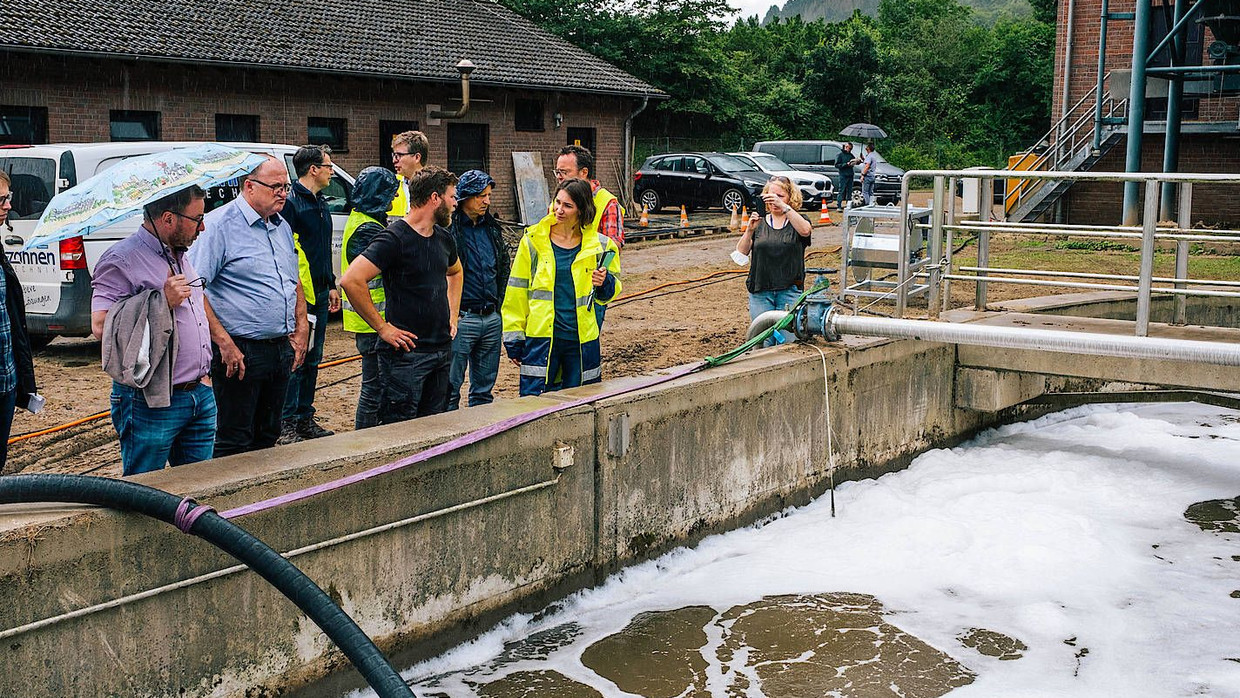 Ortstermin: Die rheinland-pfälzische Umweltministerin Anne Spiegel (Mitte, mit gelber Jacke) besichtigt die Kläranlage Adenauer Bach in Dümpelfeld.
