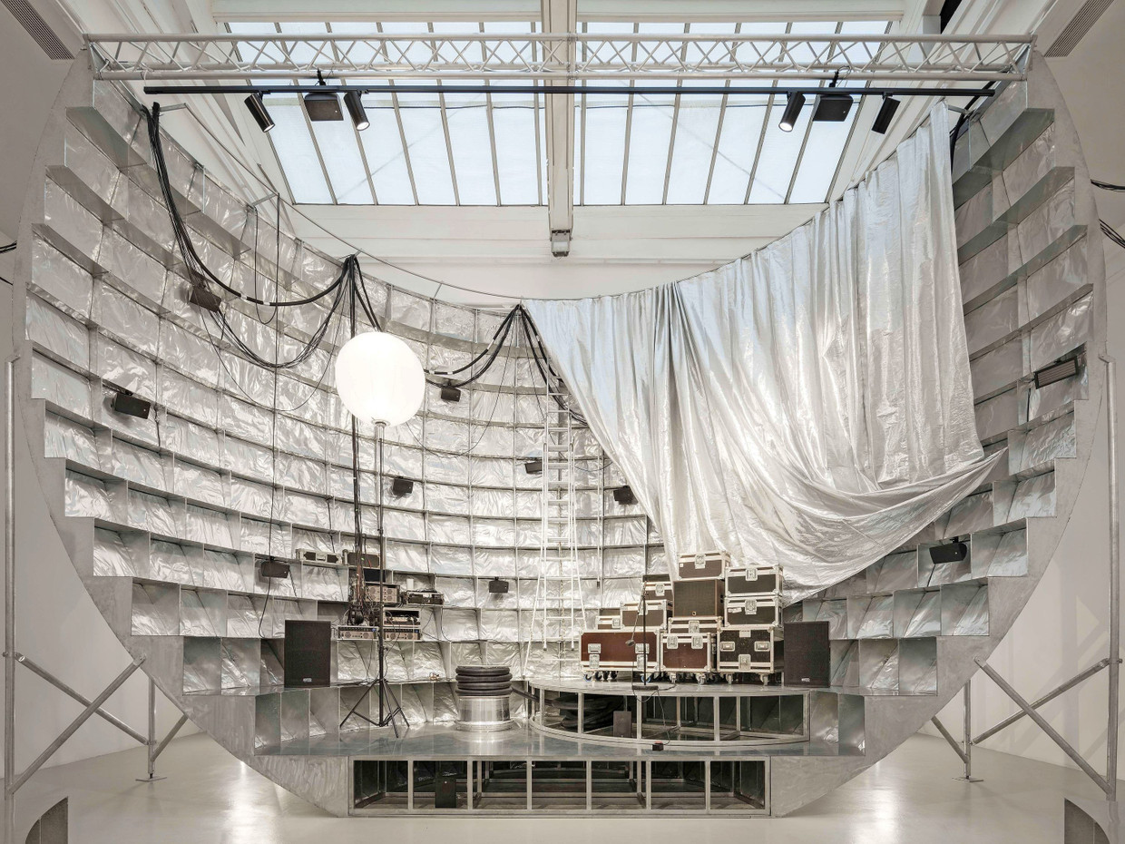 Die späte Eisenzeit ist vorbei: „Ball Theater – La fête n’est pas finie“ von Muoto architectes, Georgi Stanishev und Clémence La Sagna, ursprünglich für den französischen Pavillon auf der 18. Venedigarchitekturbiennale 2023 entworfen