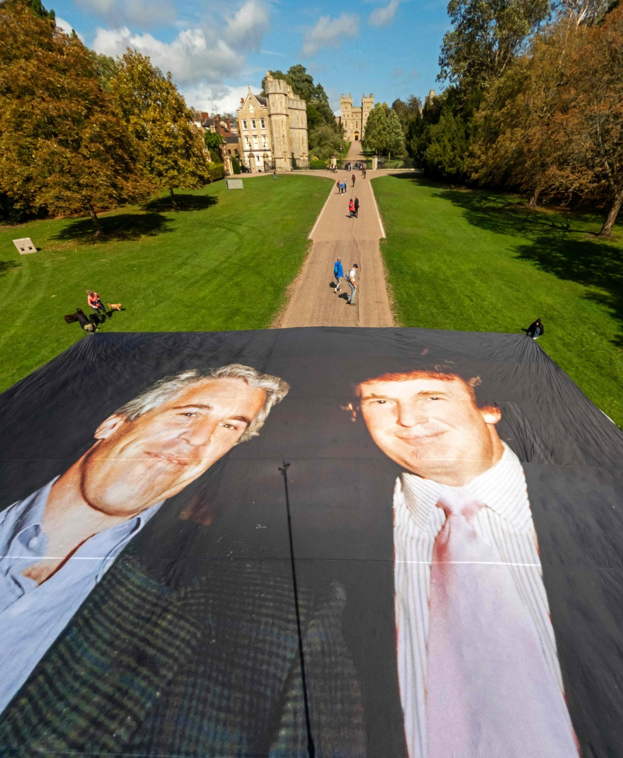 Vor der Diashow auf den Eckturm von Windsor hatte die Gruppe „Everyone Hates Elon“ schon ein riesiges Banner mit Epstein und Trump im Park des Schlosses ausgerollt.