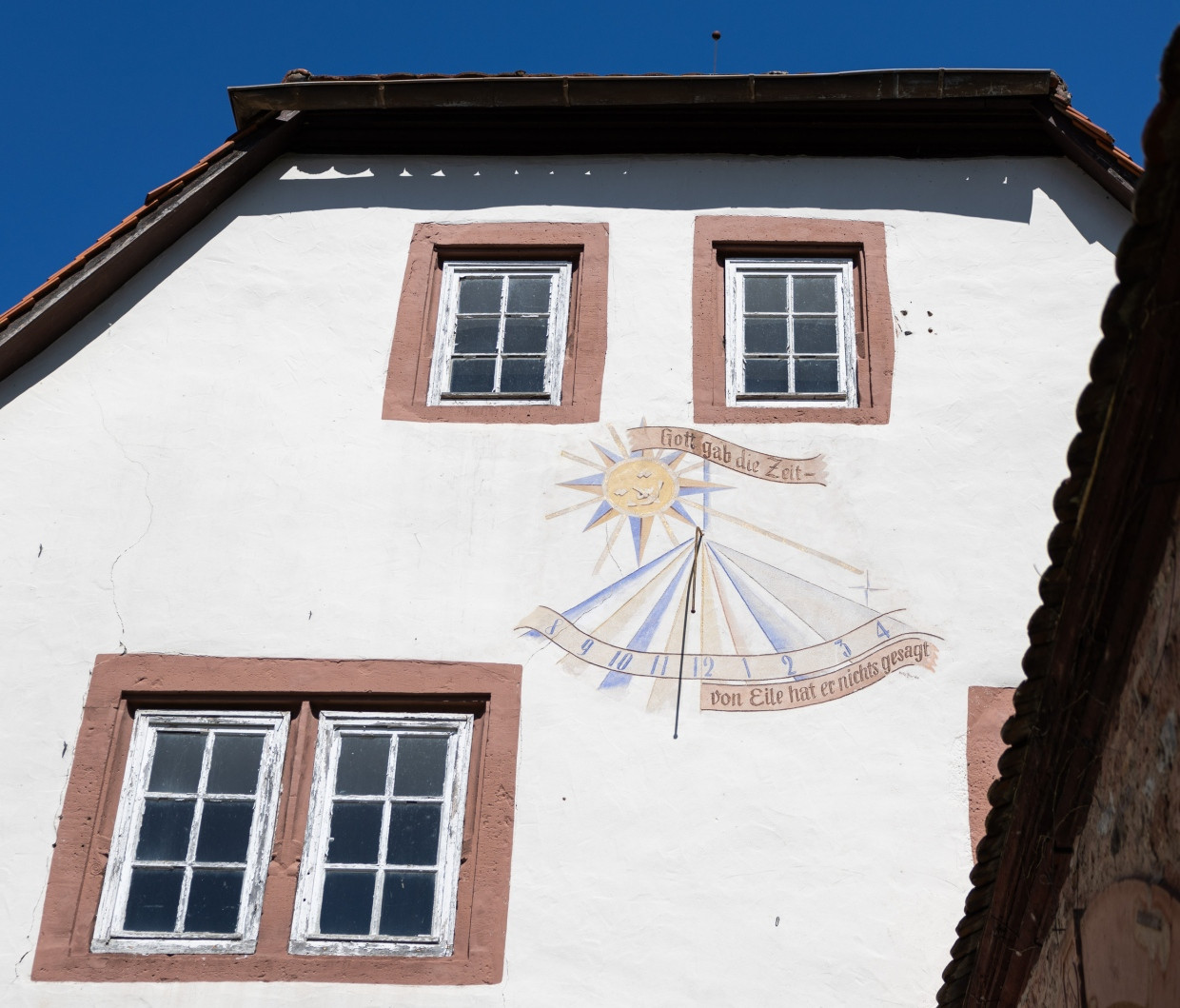 Sonnenuhr mit Sinnspruch: „Gott gab die Zeit – von Eile hat er nichts gesagt.“
