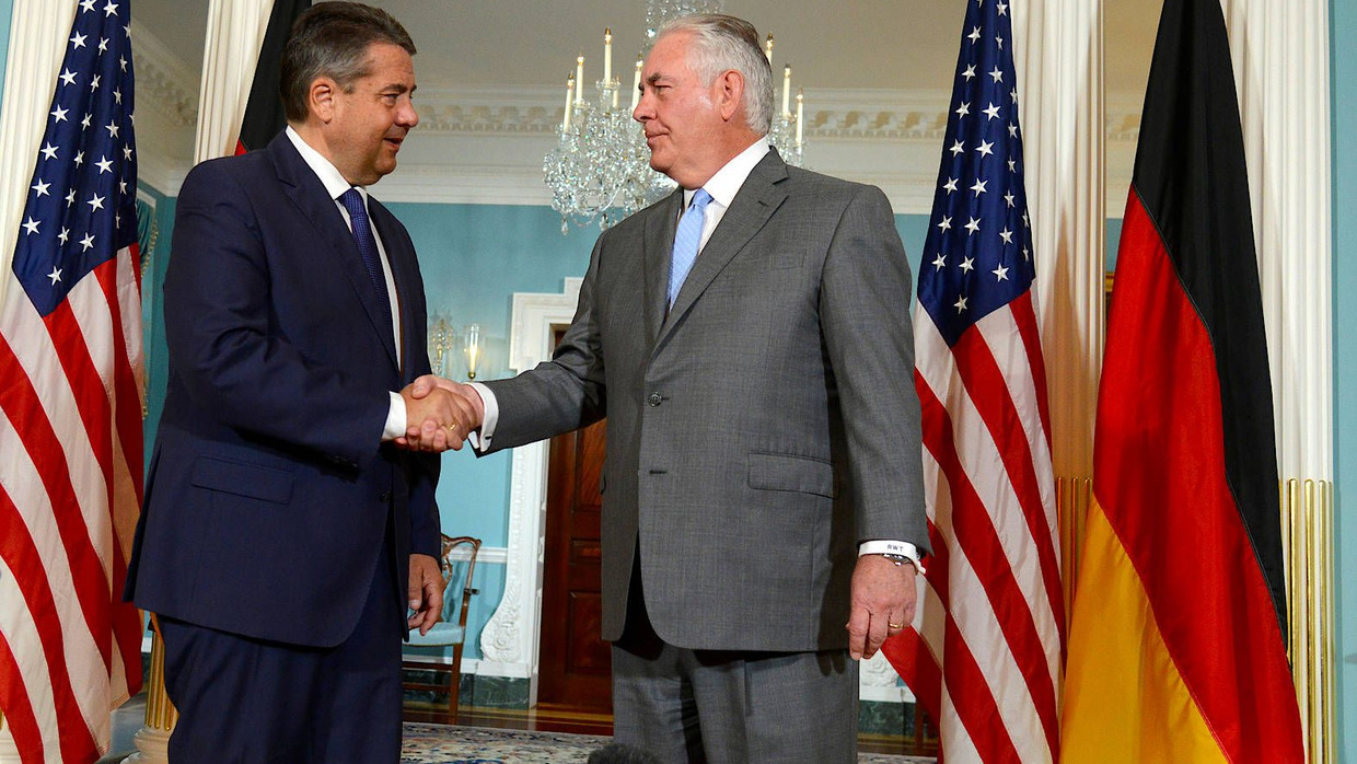Außenminister Sigmar Gabriel (l.) mit Rex Tillerson.