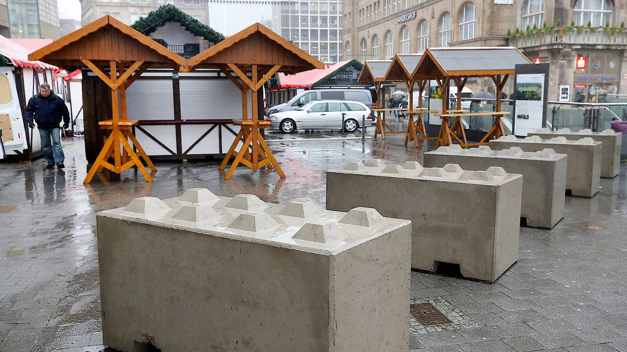 Betonklötze sichern die Zufahrt zum Essener Weihnachtsmarkt. Medienberichten zufolge soll dies eines der Ziele der Freigelassenen gewesen sein.