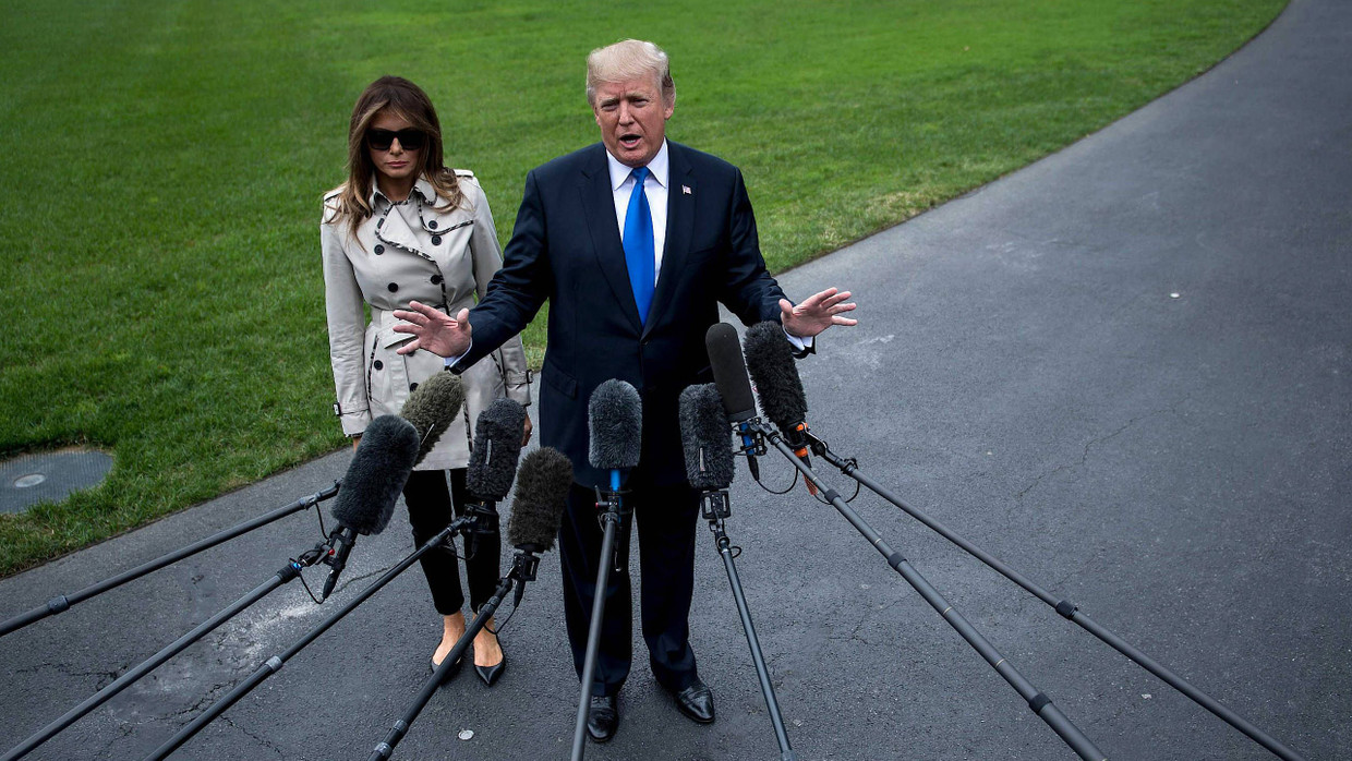 Donald Trump und seine Frau Melania geben am Freitag in Washington gegenüber Pressevertretern ein Statement ab.