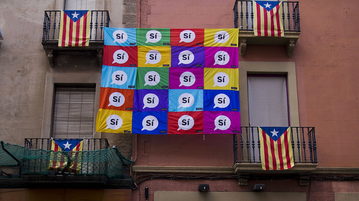 Eine von Unabhängigkeitsbefürwortern mit Flaggen dekorierte Hauswand in Sabadell