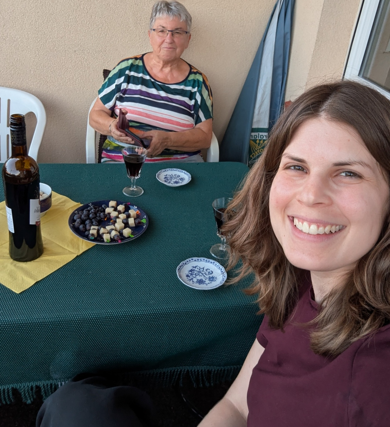 Im August: mit Trauben, Käse und Wein auf Omas Balkon
