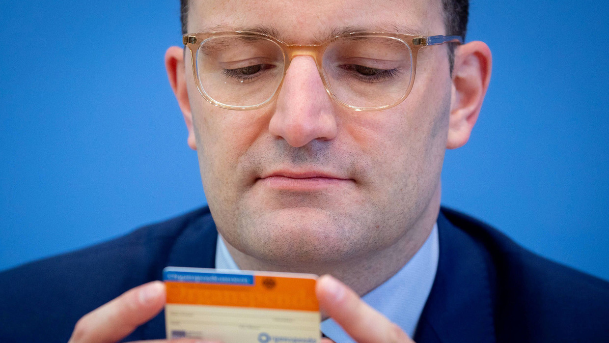 Jens Spahn mit einem aktuellen Organspendeausweis.