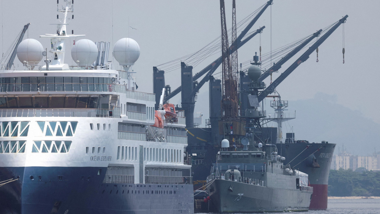 Das iranische Kriegsschiff Iris Dena im Hafen von Rio de Janeiro