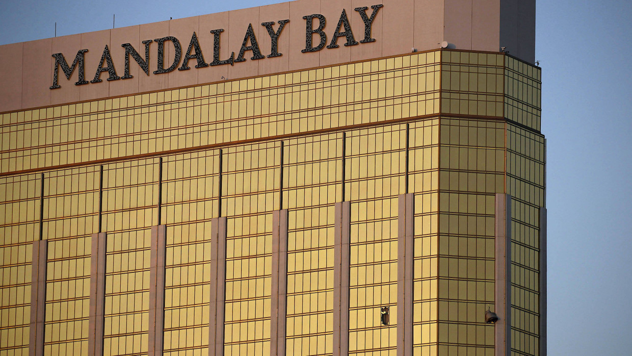 Die beiden zerstörten Fenster an der Fassade des Mandalay Bay Hotel, aus denen Stephen Paddock in die Menschenmenge schoss