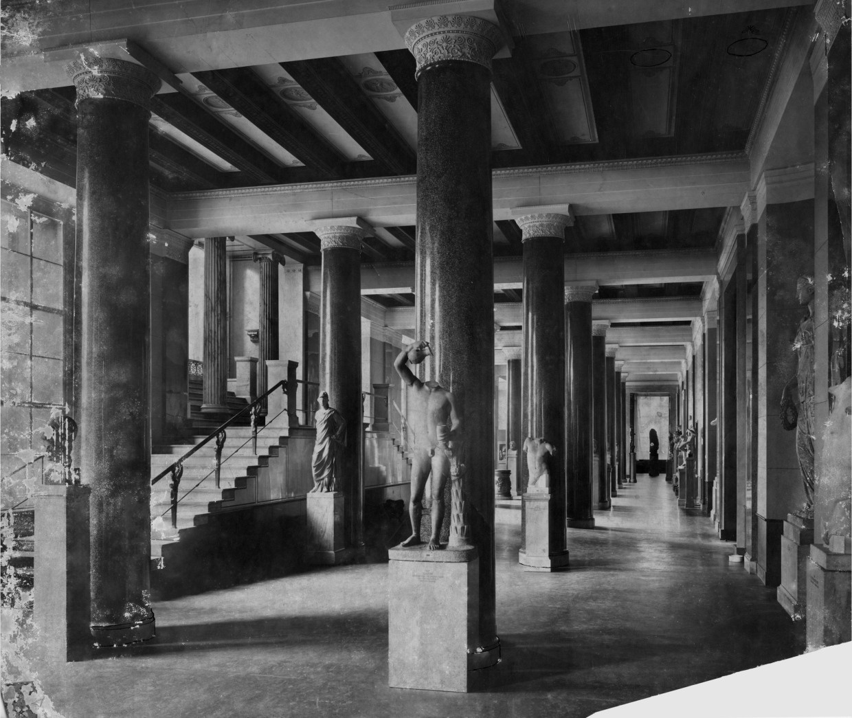 Skulpturen im Halbdunkel: Blick in die Ausstellungssäle um 1906/7