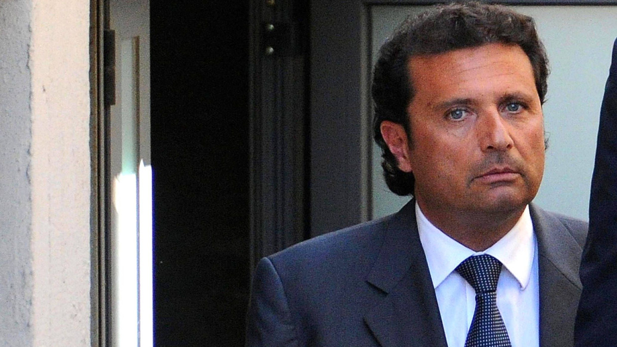 Francesco Schettino vor dem Gerichtsgebäude in Grosseto