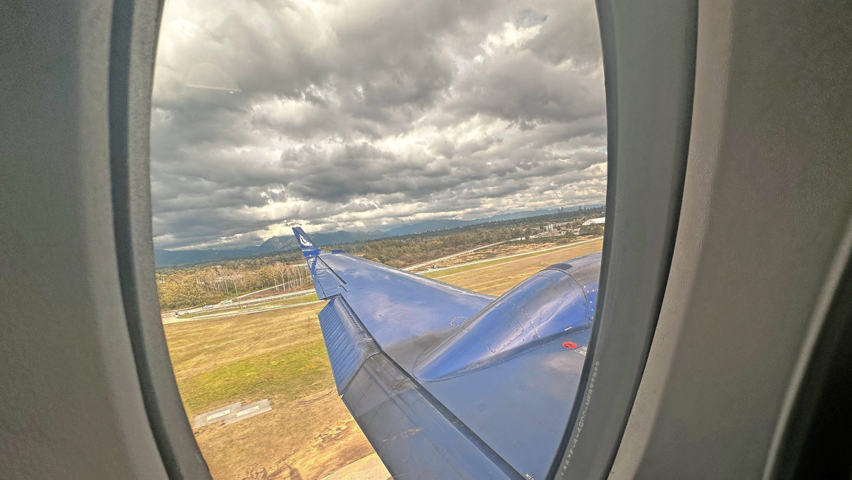 Ovale Ansichten von einer Beechcraft 1900 auf dem Rollfeld von Vancouver