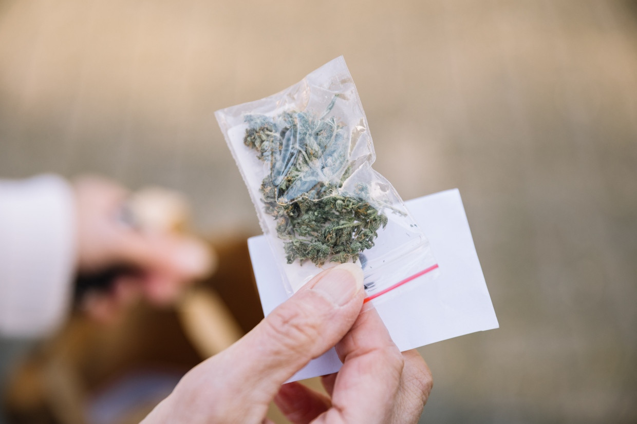 Eine abgepackte Portion Cannabis in der Cannabis-Apotheke in Ganderkesee