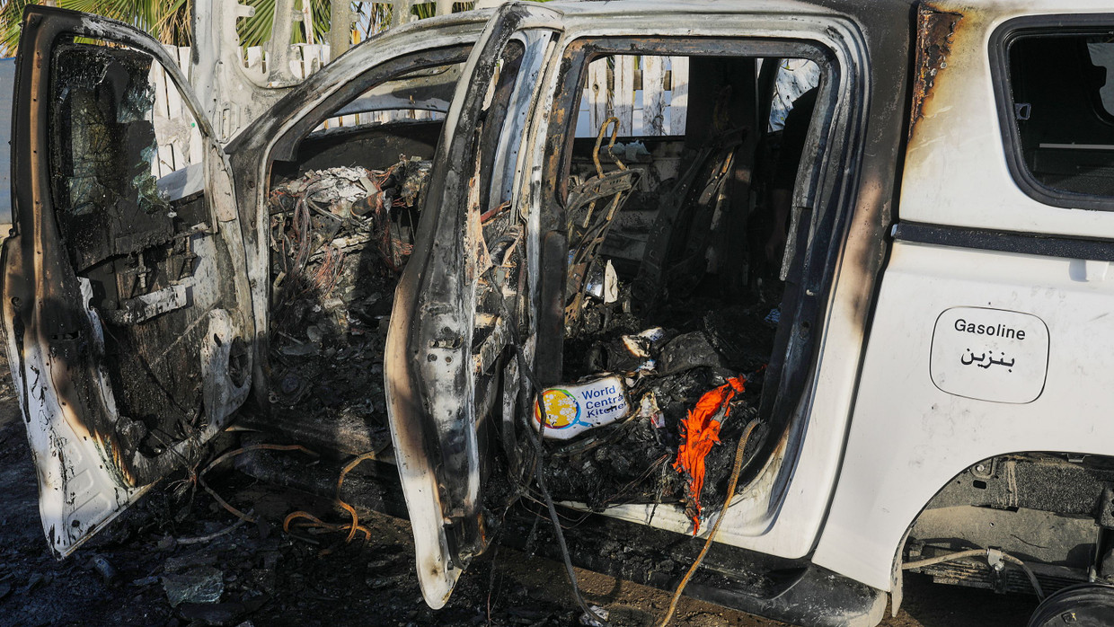 Ein zerstörter Wagen der Nichtregierungsorganisation World Central Kitchen (WCK) am Dienstag im Gazastreifen