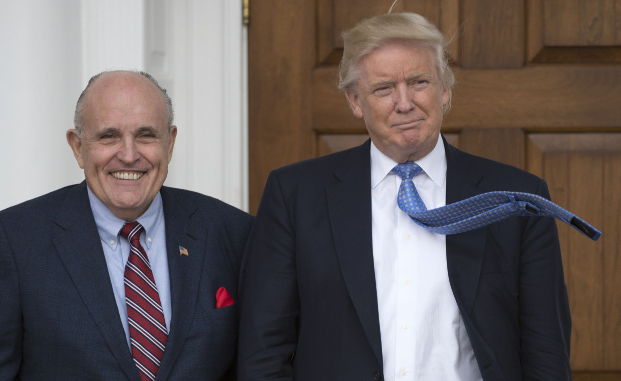 Der damals designierte Präsident Donald Trump trifft sich am 20. November 2016 in New Jersey mit seinem neuen Anwalt Rudy Giuliani.