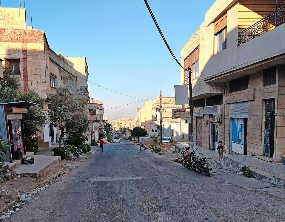 Eine Straße in al-Qabu Ende August