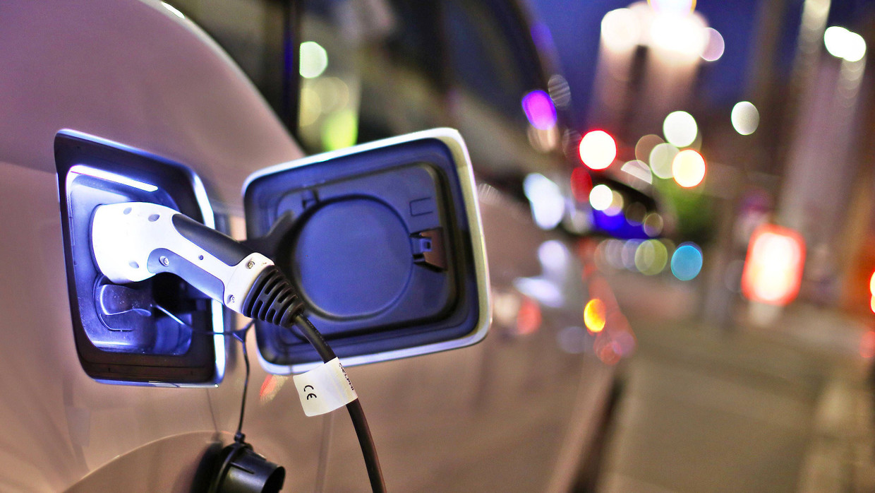 Ein Elektroauto wird mit Strom „aufgetankt“.