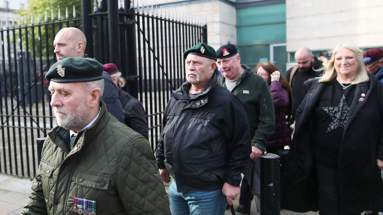 Anhänger des Soldaten F., der angeklagt war auf Demonstranten geschossen zu haben, nach dessen Freispruch am 23. Oktober in Belfast