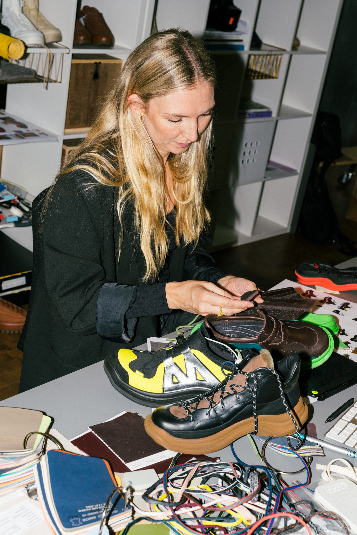 An Ecco employee explores ‍design possibilities in the atelier.