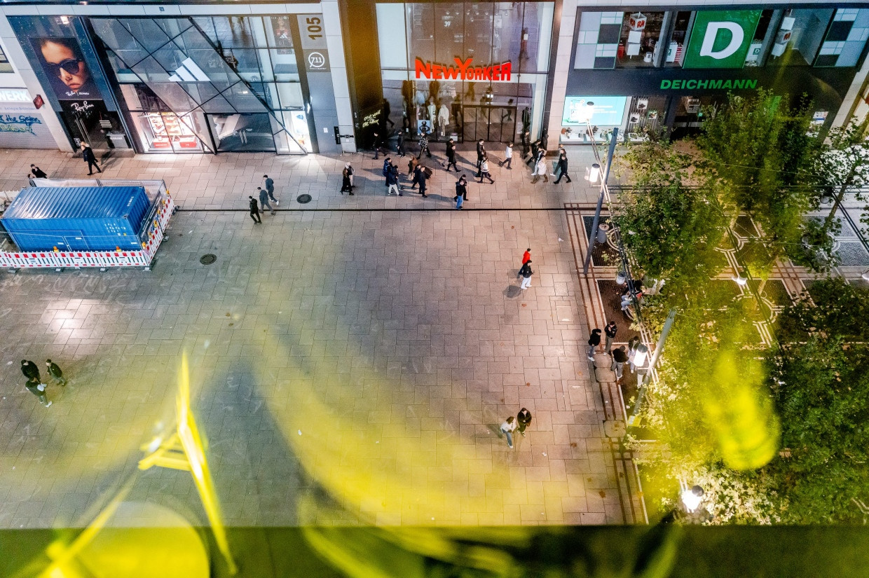 An diesem Ort hat am Wochenende zuvor ein Mann einen anderen mit dem Messer attackiert.