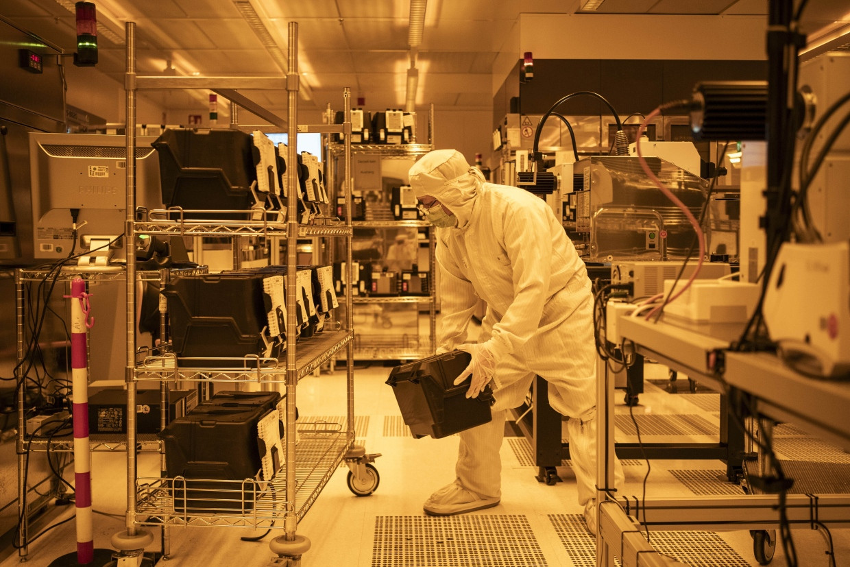 Blick in den Reinraum des Chip-Herstellers Nexperia in Hamburg am 03.05.2024.