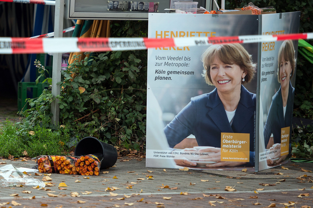 Der Wahlkampfstand von Henriette Reker am 17. Oktober 2015, kurz nachdem auf die parteilose Kandidatin ein Attentat verübt wurde