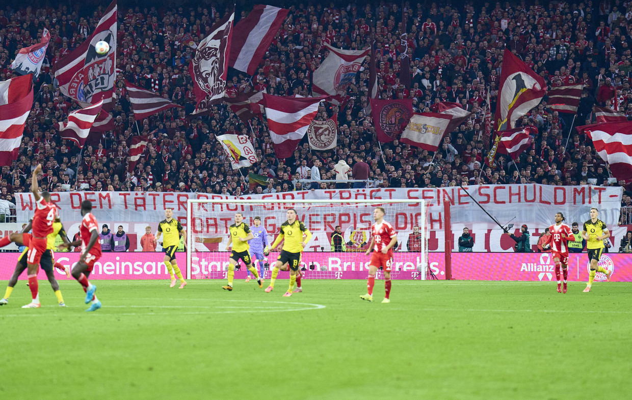 „Wer dem Täter Raum gibt, trägt seine Schuld mit – Boateng, verpiss dich!“: Bayern-Fans protestieren beim Spiel gegen Dortmund.
