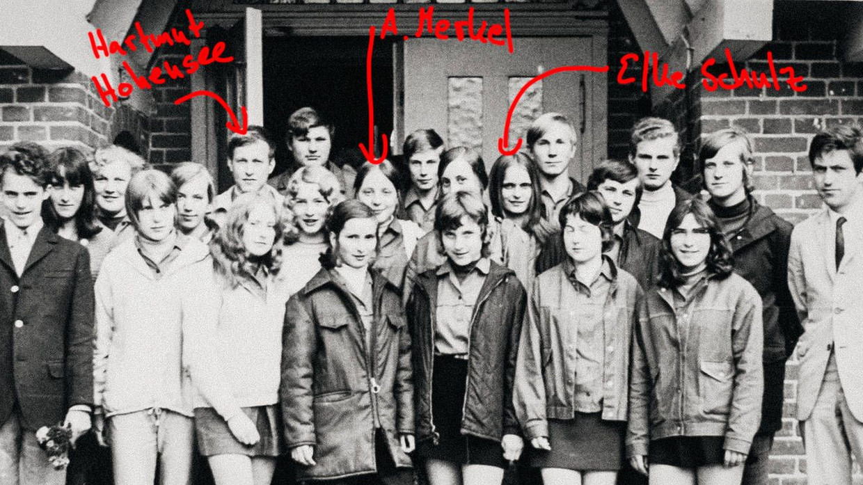 Sie wurden Veterinäringenieure oder Lokschlosser, nach der Wende dann Ärzte, Manager oder Professoren: Merkel 1971 mit ihren Mitschülern der Erweiterten Oberschule Templin Sie wurden Veterinäringenieure oder Lokschlosser, nach der Wende dann Ärzte, Manager oder Professoren: Merkel 1971 mit ihren Mitschülern der Erweiterten Oberschule Templin