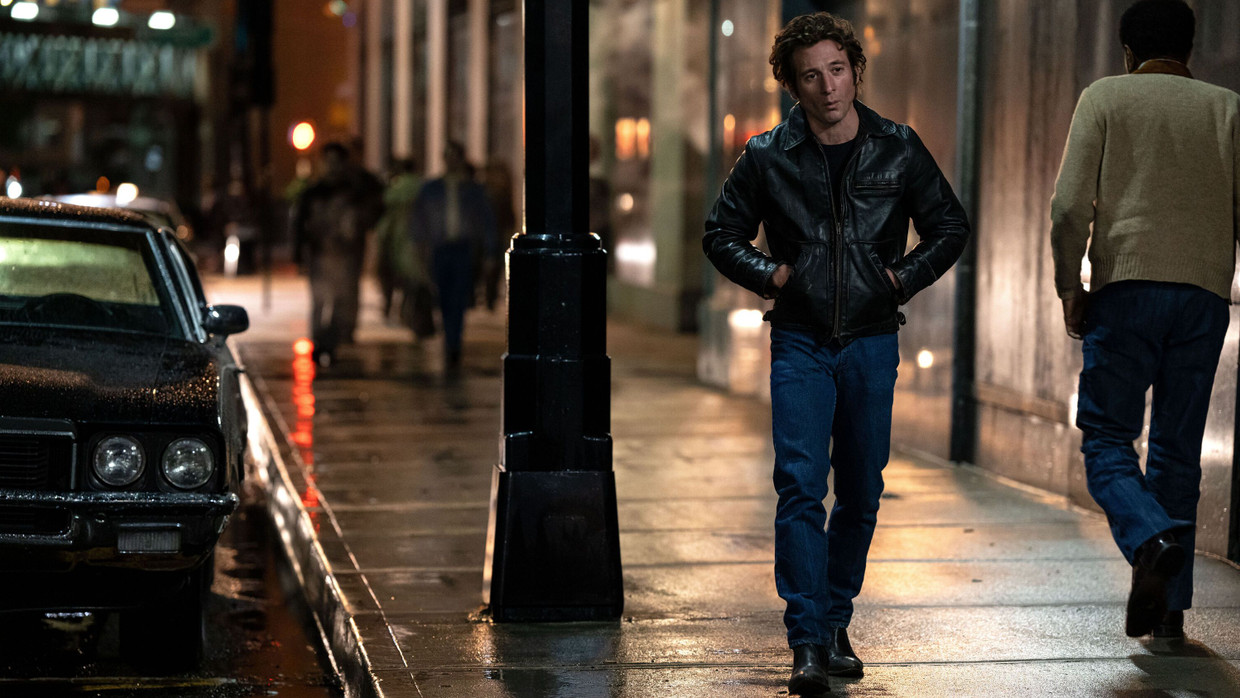 Bei der Laterne stehen? Aber nein, er ist doch geboren, um zu rennen: Jeremy Allen White als Bruce Springsteen