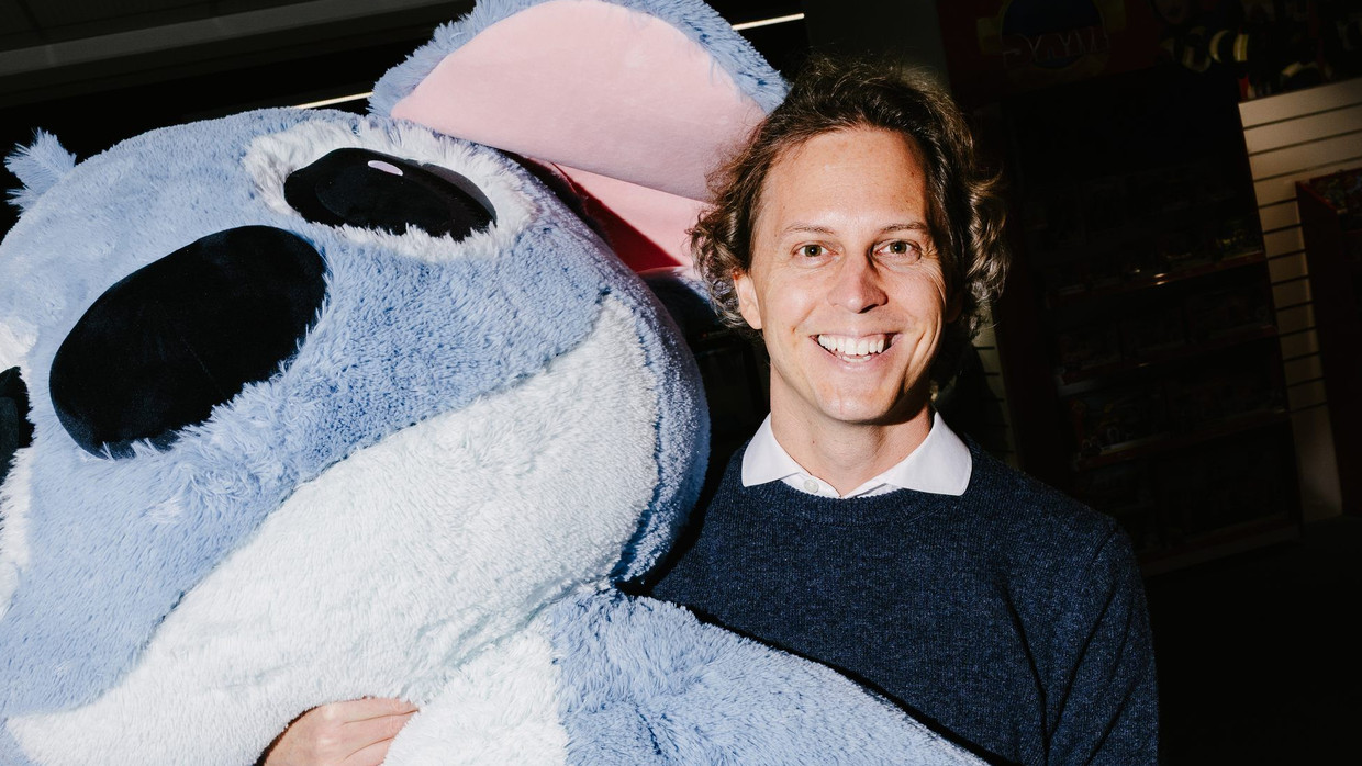 Florian Sieber mit großer Lilo & Stitch Figur