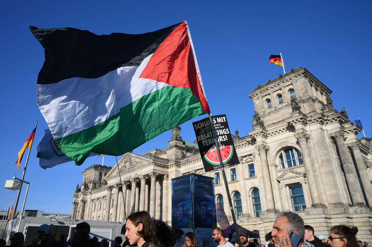 Eine Palästina-Flagge weht am Rande der Gaza-Demo vor dem Reichstag in Berlin im Wind.