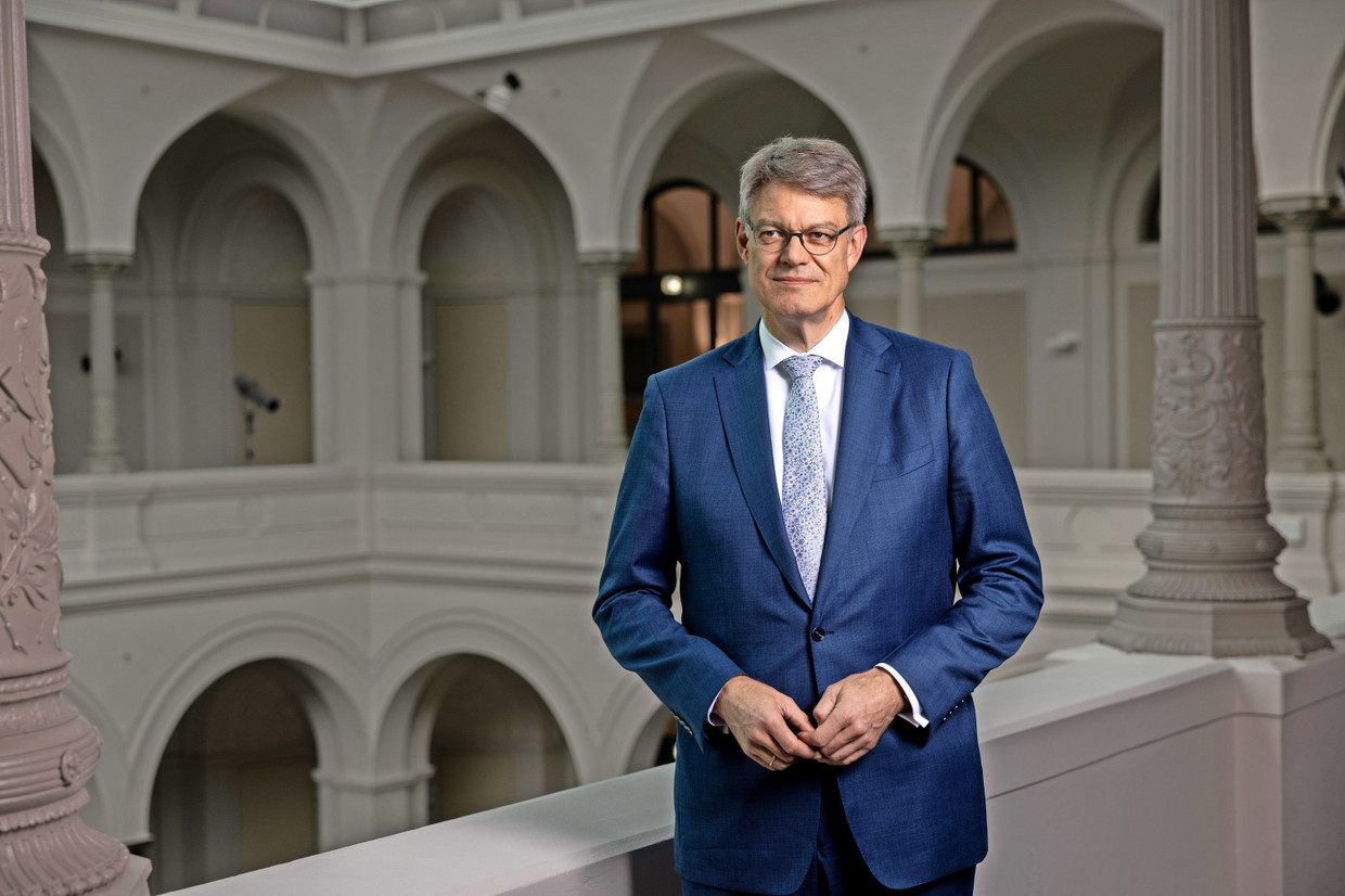 Bundesverkehrsminister Patrick Schnieder (CDU), 57, im Innenhof seines Ministeriums.