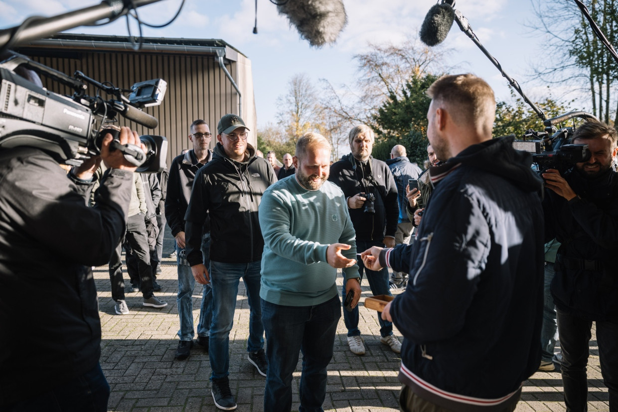 Für die Cannabisverteilung werden Wartekarten verteilt.