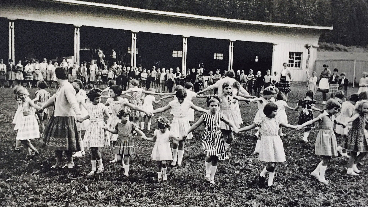 Schöner Schein: Tanzende Mädchen 1959 in einem Kurheim in Bad Dürrheim. Der Alltag vieler „Verschickungskinder“ sah in Wirklichkeit viel düsterer aus.
